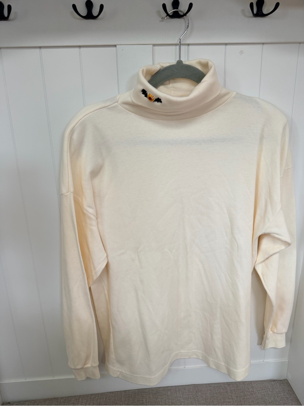 Vintage Grandma Cottage Core Cream Turtleneck Sweater with Sunflower Embroidery